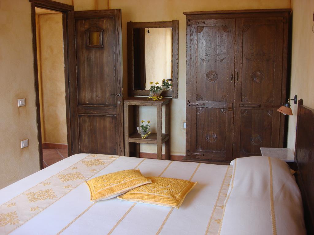 Bed and Breakfast Grazia Deledda Гальтелли Экстерьер фото